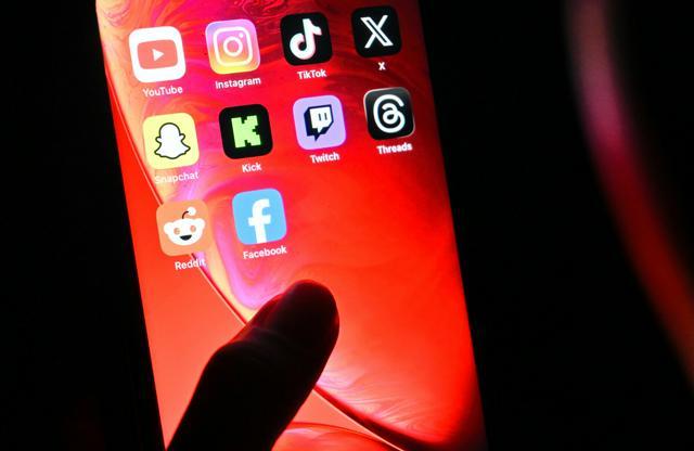 オーストラリアの法律の対象になったSNSが、スマートフォンに入っている様子