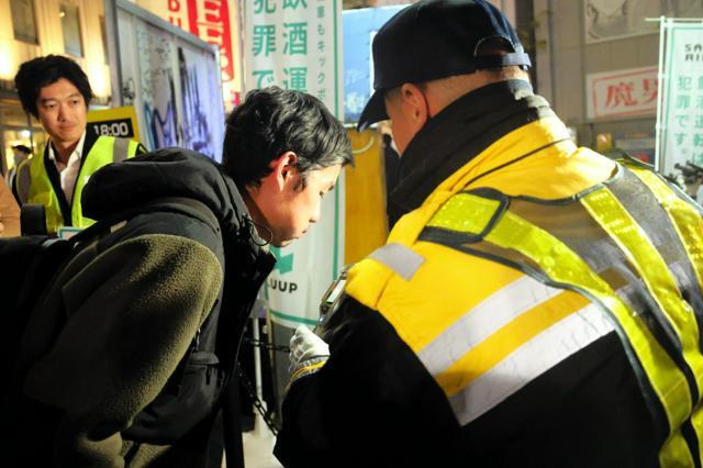 電動キックボードに乗る人が、お酒を飲んでいないか調べている様子