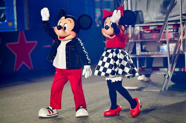 米ネバダ州ラスベガスで2025年11月21日、ラスベガス・グランプリに参加したミッキー・マウスとミニー・マウス