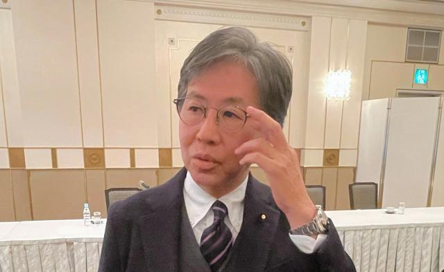 記者団の取材に答える立憲民主党の安住淳幹事長