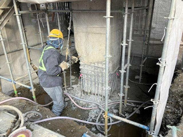 高架橋が損傷し、復旧作業が続くJR八戸線