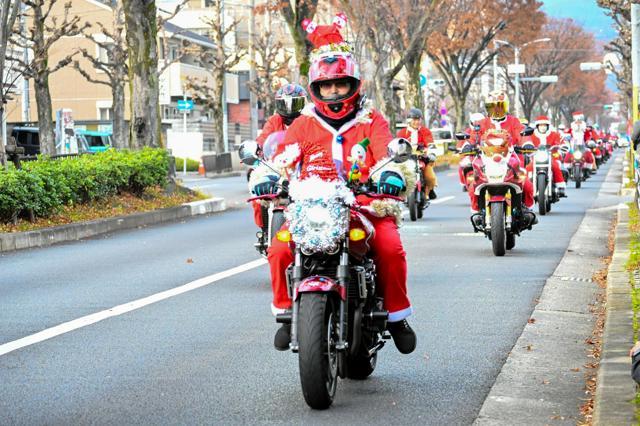 サンタクロースの格好で堀川通を走るライダー