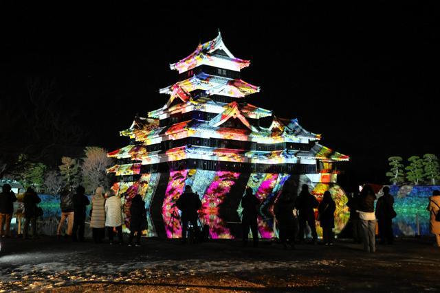 プロジェクションマッピングで鮮やかに彩られた松本城天守