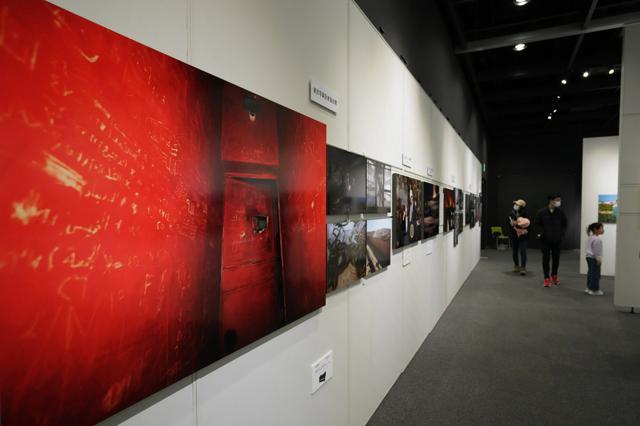 日本新聞博物館で始まった「2025年報道写真展」の会場