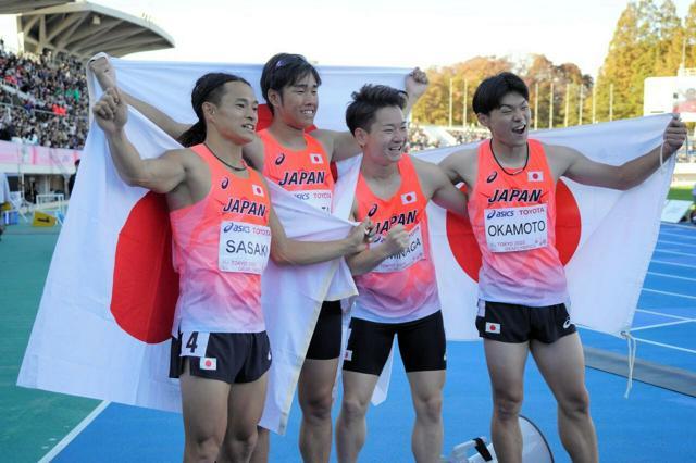 デフリンピック東京大会で金メダルを獲得した4×100メートルリレーの日本チーム。右端が岡本隼さん