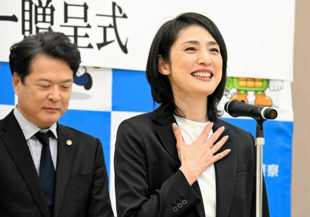ニセ電話詐欺の被害防止を呼びかける天海裕希さん（右）。左は田中哲司さん