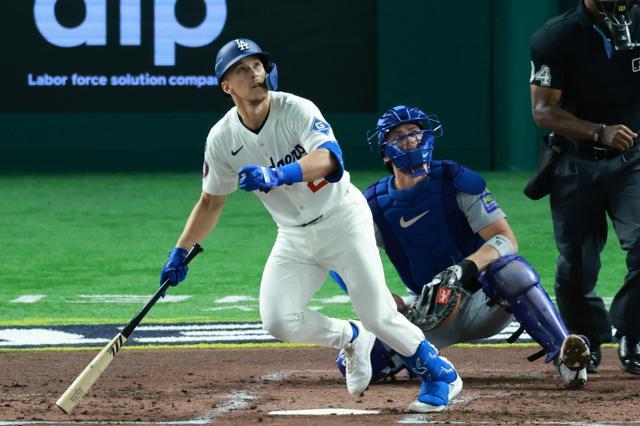 2025年3月、カブス戦の三回2死に左越えの本塁打を放つドジャースのエドマン