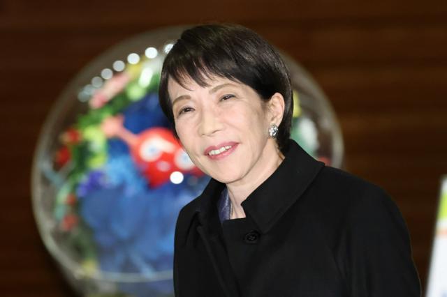 首相官邸を出る際、衆院解散に関する記者からの問い掛けに立ち止まる高市早苗首相