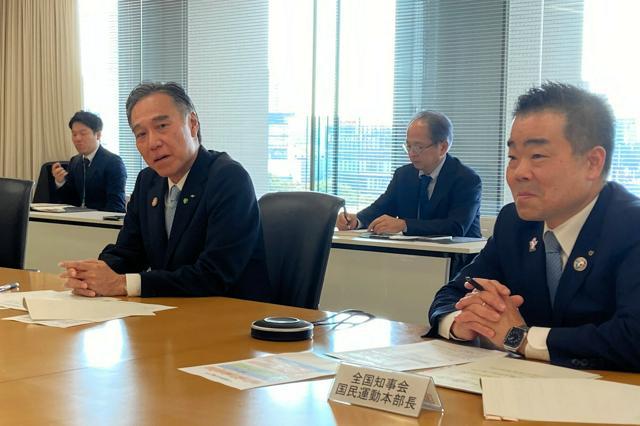 アンケートの話をする、全国知事会の2名の写真