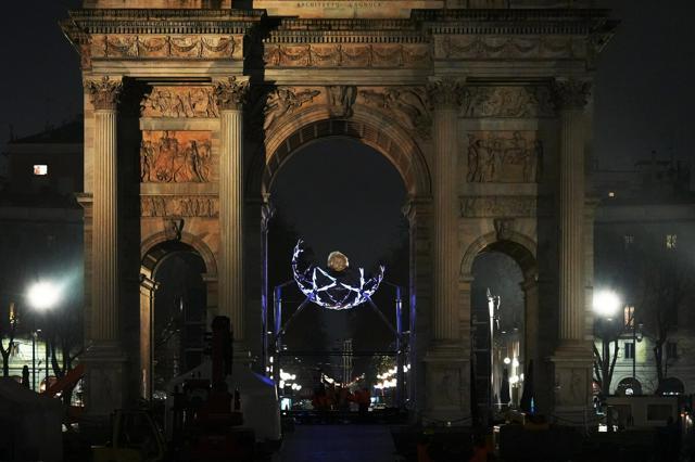 ミラノの「平和の門」で工事をしている様子