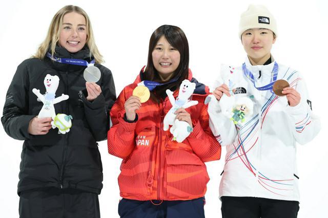スノーボード女子ビッグエア決勝、金メダルを獲得し笑顔の村瀬心椛