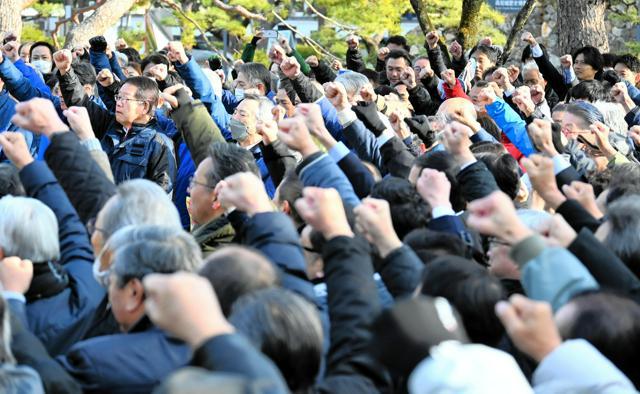 気勢を上げる支持者ら